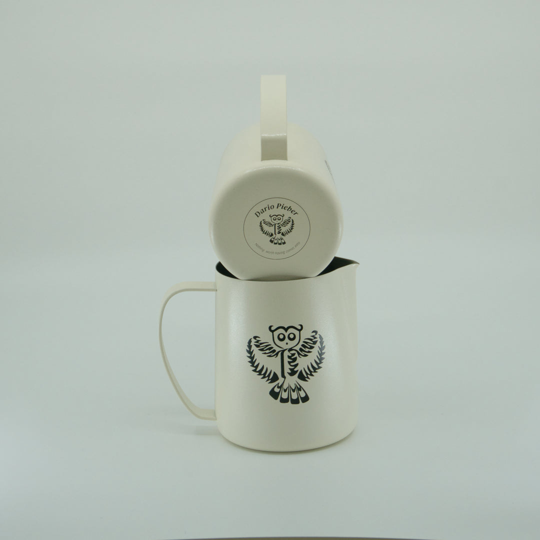 Dario Pieber Latte Art Milch Pitcher - Coffee Coaching Club