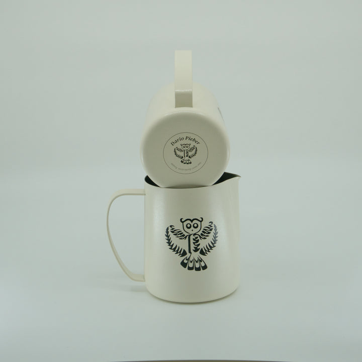 Dario Pieber Latte Art Milch Pitcher - Coffee Coaching Club