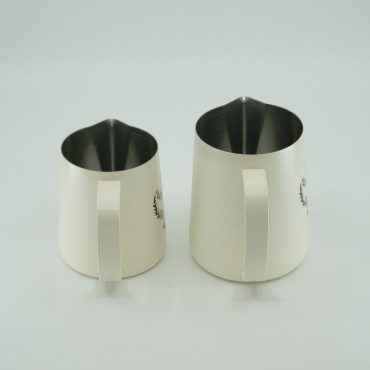Dario Pieber Latte Art Milch Pitcher - Coffee Coaching Club