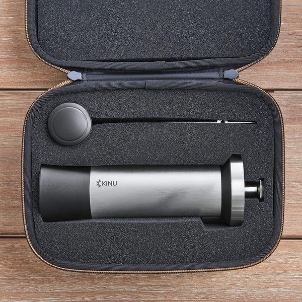 Kinu M47 Titan – Premium-Handmühle Kaffeemühle aus Titan - Coffee Coaching Club