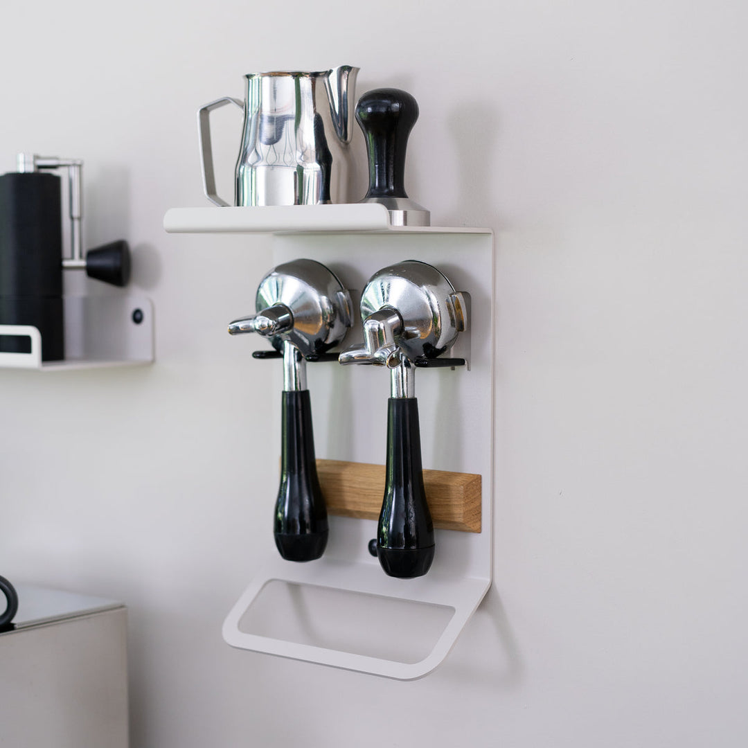 Flate - Kompaktes Barista Regal mit Siebträgerhalter für Barista Zubehör - Coffee Coaching Club