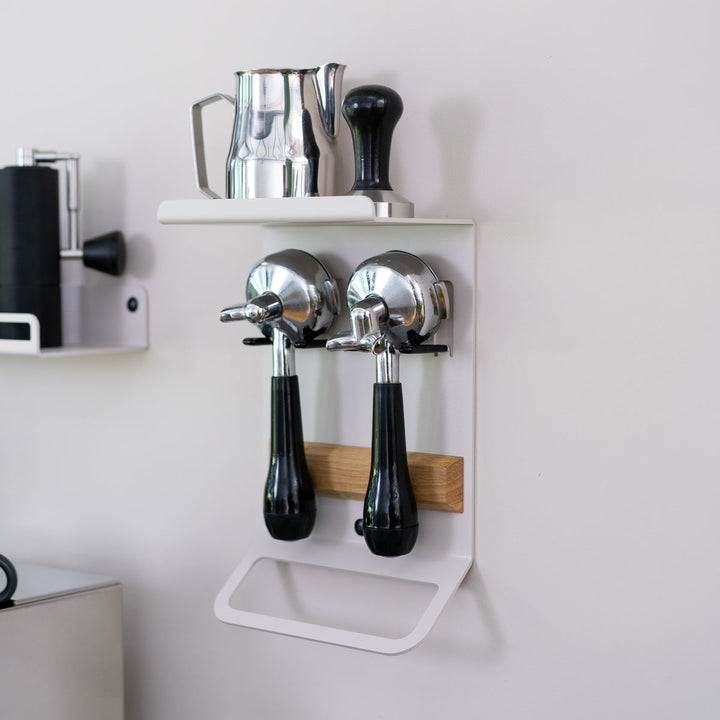 Flate - Kompaktes Barista Regal mit Siebträgerhalter für Barista Zubehör - Coffee Coaching Club