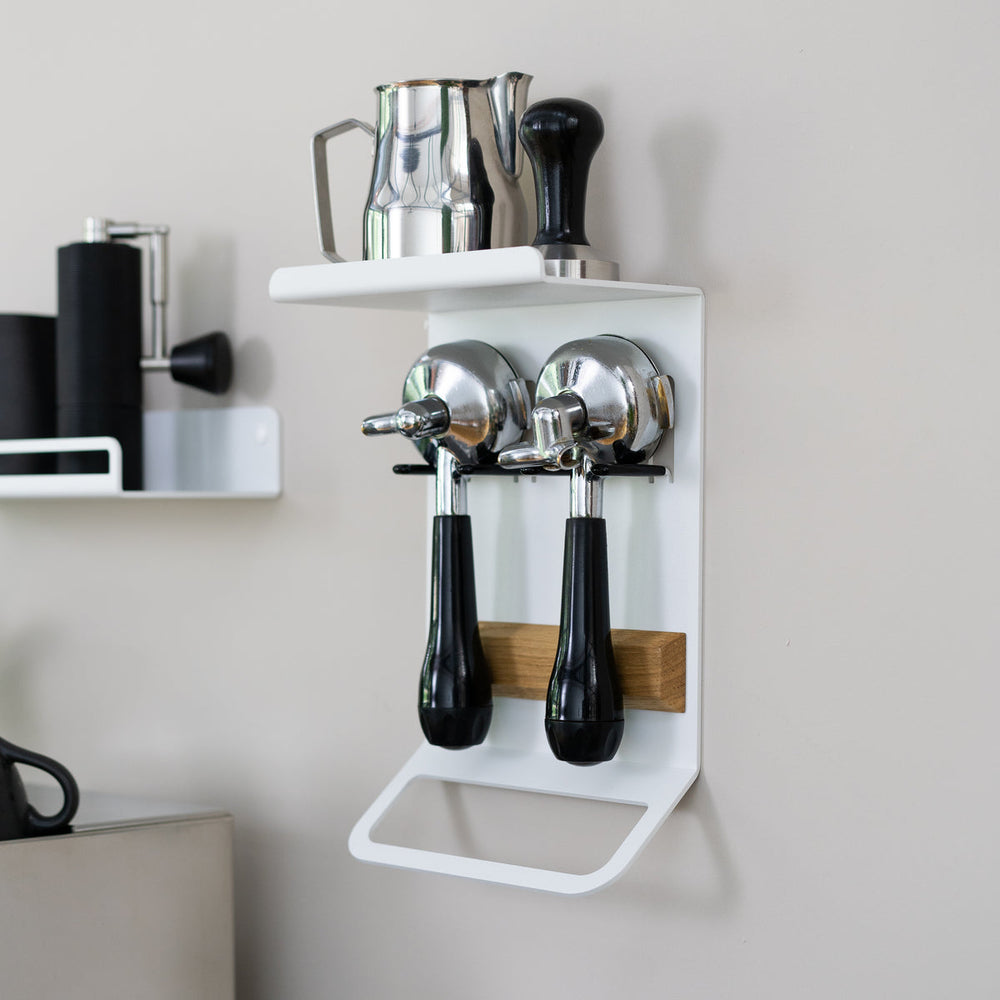 Flate - Kompaktes Barista Regal mit Siebträgerhalter für Barista Zubehör - Coffee Coaching Club