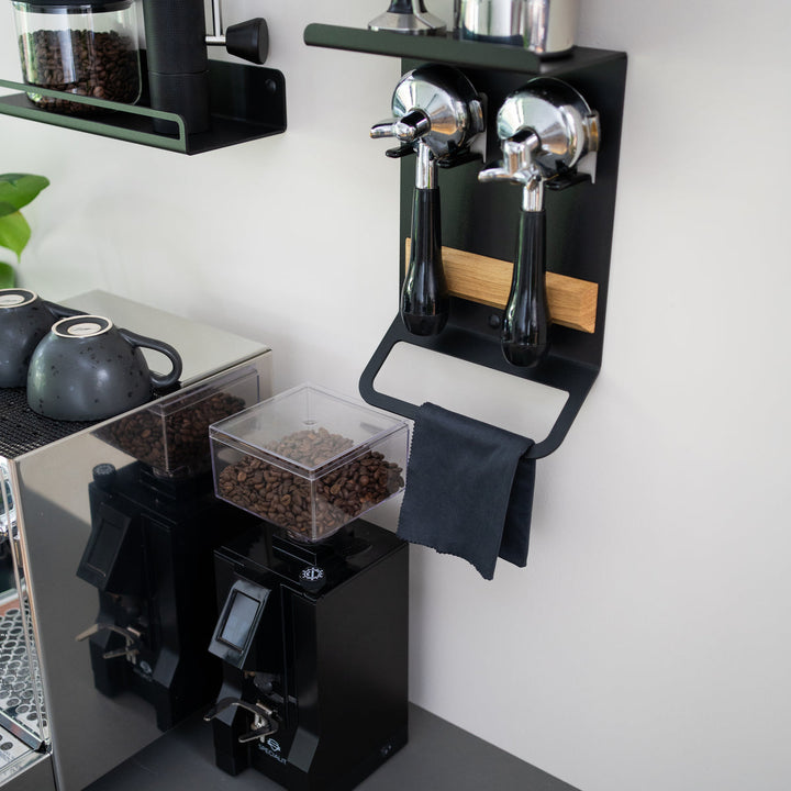 Flate - Kompaktes Barista Regal mit Siebträgerhalter für Barista Zubehör - Coffee Coaching Club