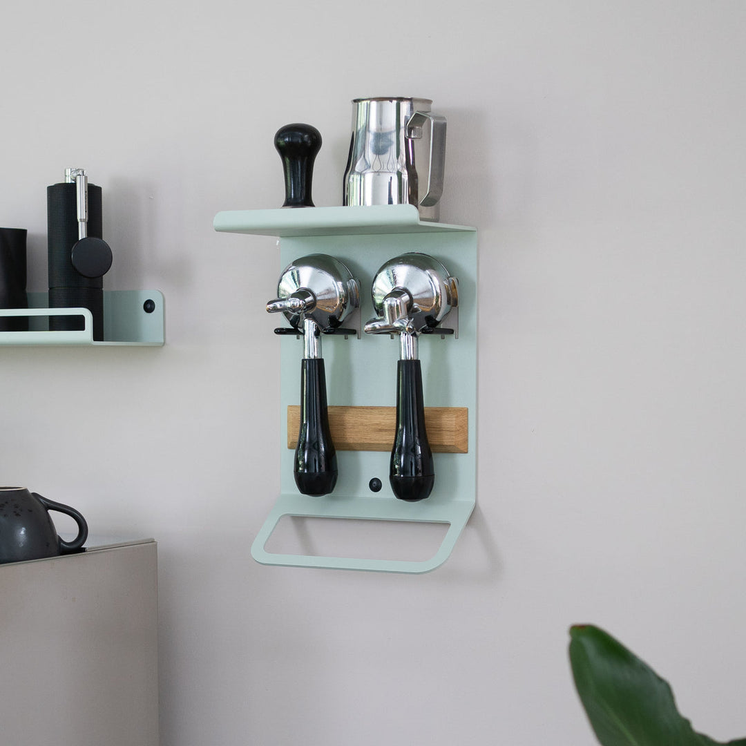 Flate - Kompaktes Barista Regal mit Siebträgerhalter für Barista Zubehör - Coffee Coaching Club