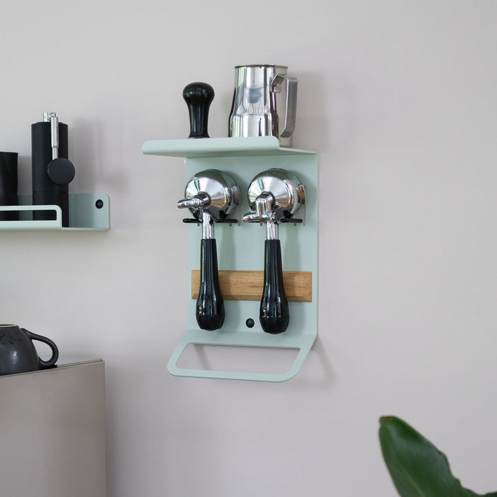 Flate - Kompaktes Barista Regal mit Siebträgerhalter für Barista Zubehör - Coffee Coaching Club