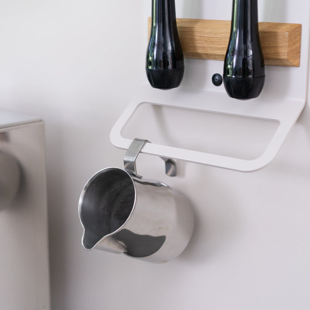 Flate - Kompaktes Barista Regal mit Siebträgerhalter für Barista Zubehör - Coffee Coaching Club