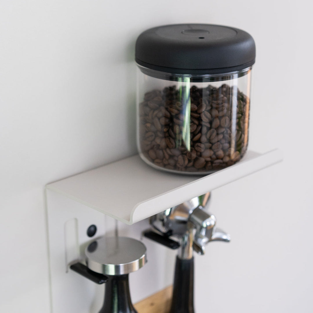 Flate - Kompaktes Barista Regal mit Siebträgerhalter für Barista Zubehör - Coffee Coaching Club