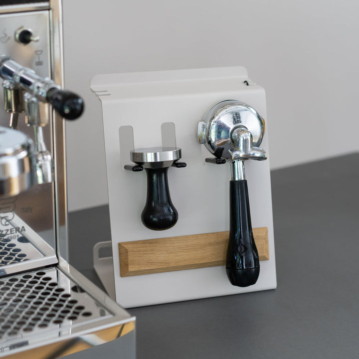 Flate - Kompakte Barista Station mit Siebträgerhalter für Barista Zubehör - Coffee Coaching Club