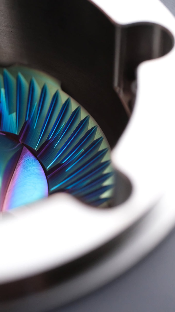 Varia VS6 - Hypernova Iridescent Titanium 58mm Flachmahlscheiben – Dein Upgrade für die VS6 Mühle - Coffee Coaching Club