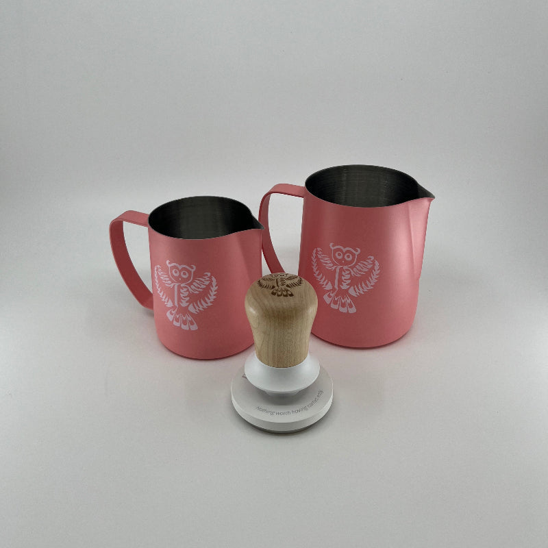 Dario Pieber Pro Bundle 2 Pitcher und Tamper - Coffee Coaching Club GmbH