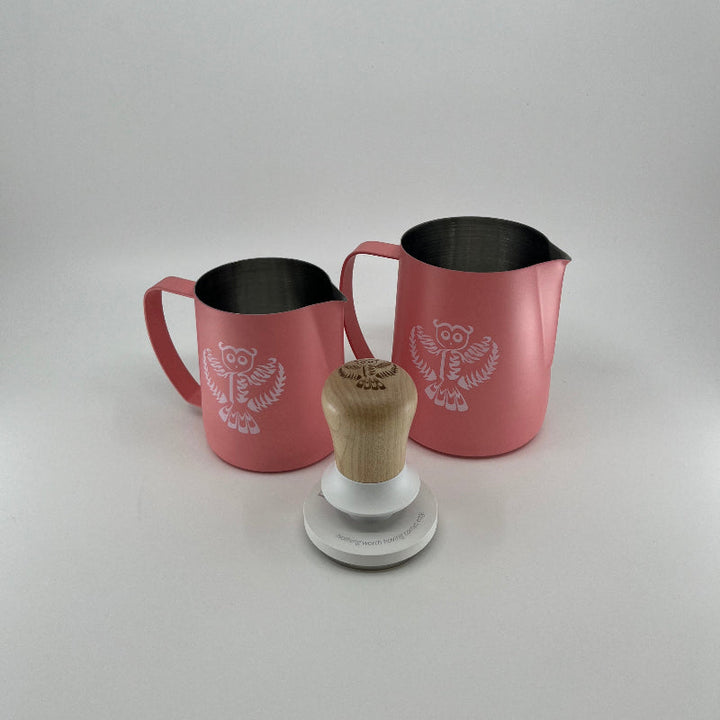 Dario Pieber Pro Bundle 2 Pitcher und Tamper - Coffee Coaching Club GmbH