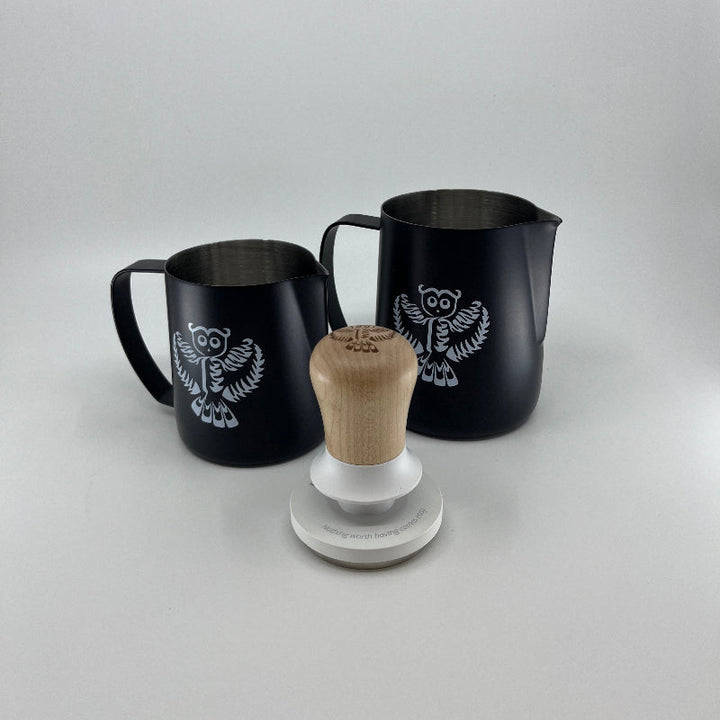 Dario Pieber Pro Bundle 2 Pitcher und Tamper - Coffee Coaching Club GmbH