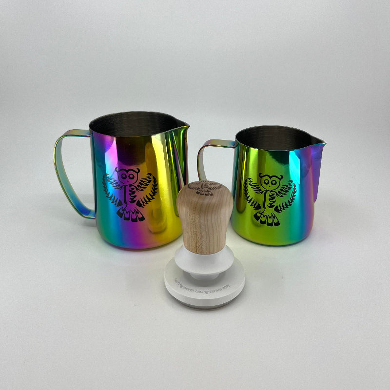 Dario Pieber Pro Bundle 2 Pitcher und Tamper - Coffee Coaching Club GmbH