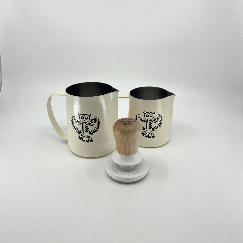 Dario Pieber Pro Bundle 2 Pitcher und Tamper - Coffee Coaching Club GmbH