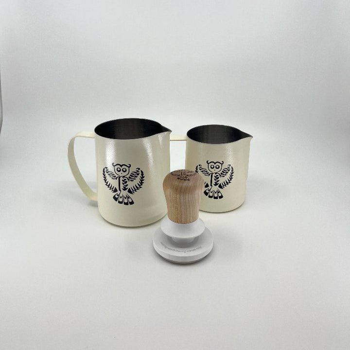 Dario Pieber Pro Bundle 2 Pitcher und Tamper - Coffee Coaching Club GmbH