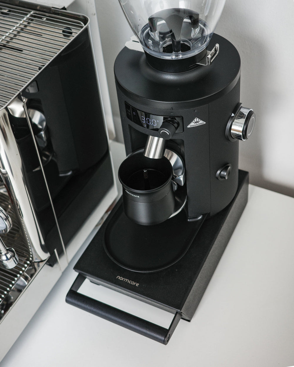 Normcore 2-in-1 Magnetic Dosing Cup und Shaker 54 und 58 mm - Coffee Coaching Club