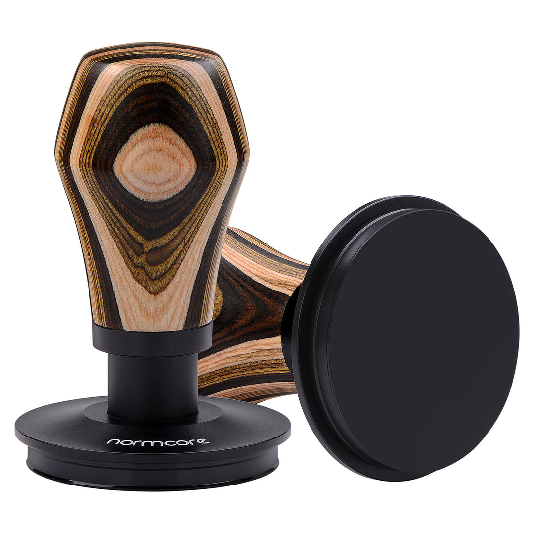 Normcore Premium Tamper Druckregulierend Titan PVD - Gemustertes Holz - Coffee Coaching Club