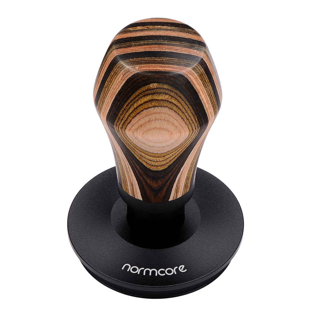 Normcore Premium Tamper Druckregulierend Titan PVD - Gemustertes Holz - Coffee Coaching Club