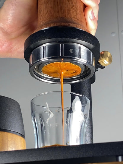 Aram Espresso Maker + Stahlständer - Coffee Coaching Club