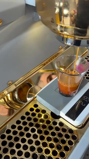 Espresso läuft in ein Glas auf einer Waage – Coffee Coaching Club an der Swiss Coffee Connection 2026 in Lausanne