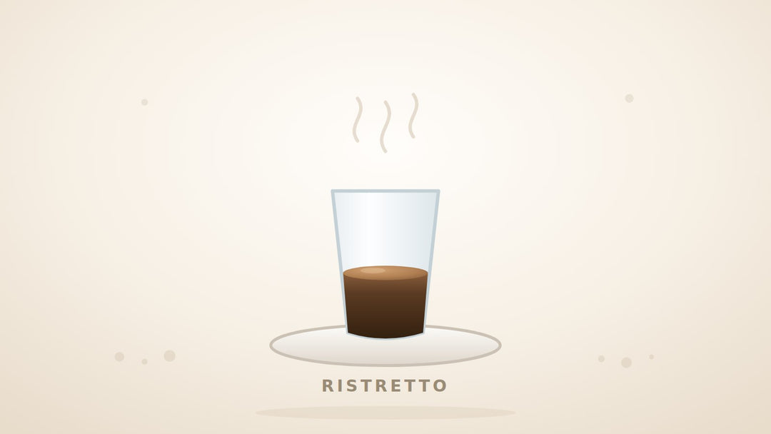 Kurzer Ristretto in einem kleinen Glas auf einer Untertasse