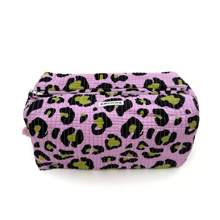 Kikooni Kosmetiktasche Oh Leo Cosmic Lilac Seitenansicht – Coffee Coaching Club 4