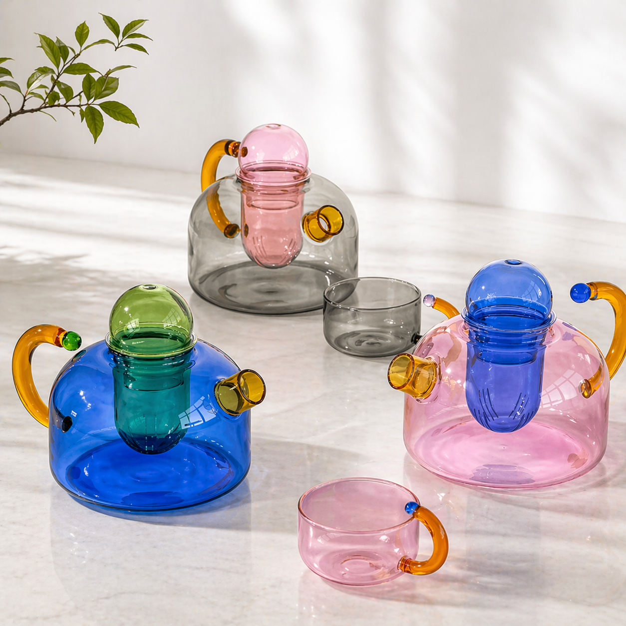 IVORE.GROUP Glas-Teekanne in Blau beim Ziehen von Tee