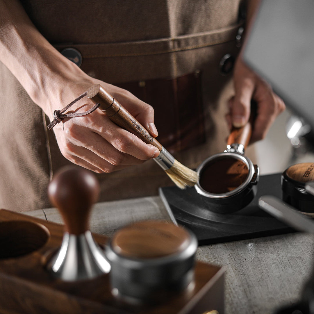 Pinceau barista MHW-3BOMBER Wings Cylindrical Brush en noyer (Walnut) nettoyant un porte-filtre