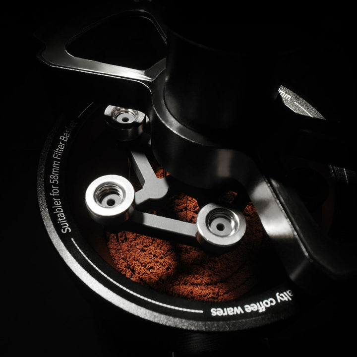 Distributeur à aiguilles MHW-3BOMBER SE Pro 58 mm en noir (Black) avec plateau à aiguilles au-dessus de la mouture, gros plan