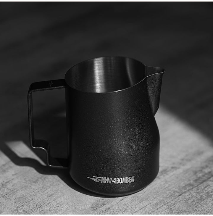 Pichet à lait MHW-3BOMBER Turbo en noir mat (Matte Black) avec forme Turbo cintrée sur fond sombre