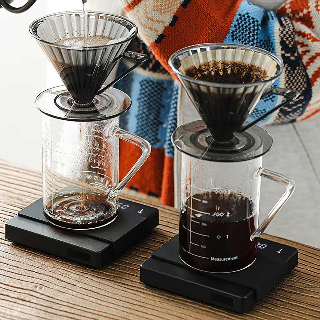 Balance à café MHW-3BOMBER Cube 2.0 en noir (Black) avec dripper et verseuse en verre, deux balances côte à côte