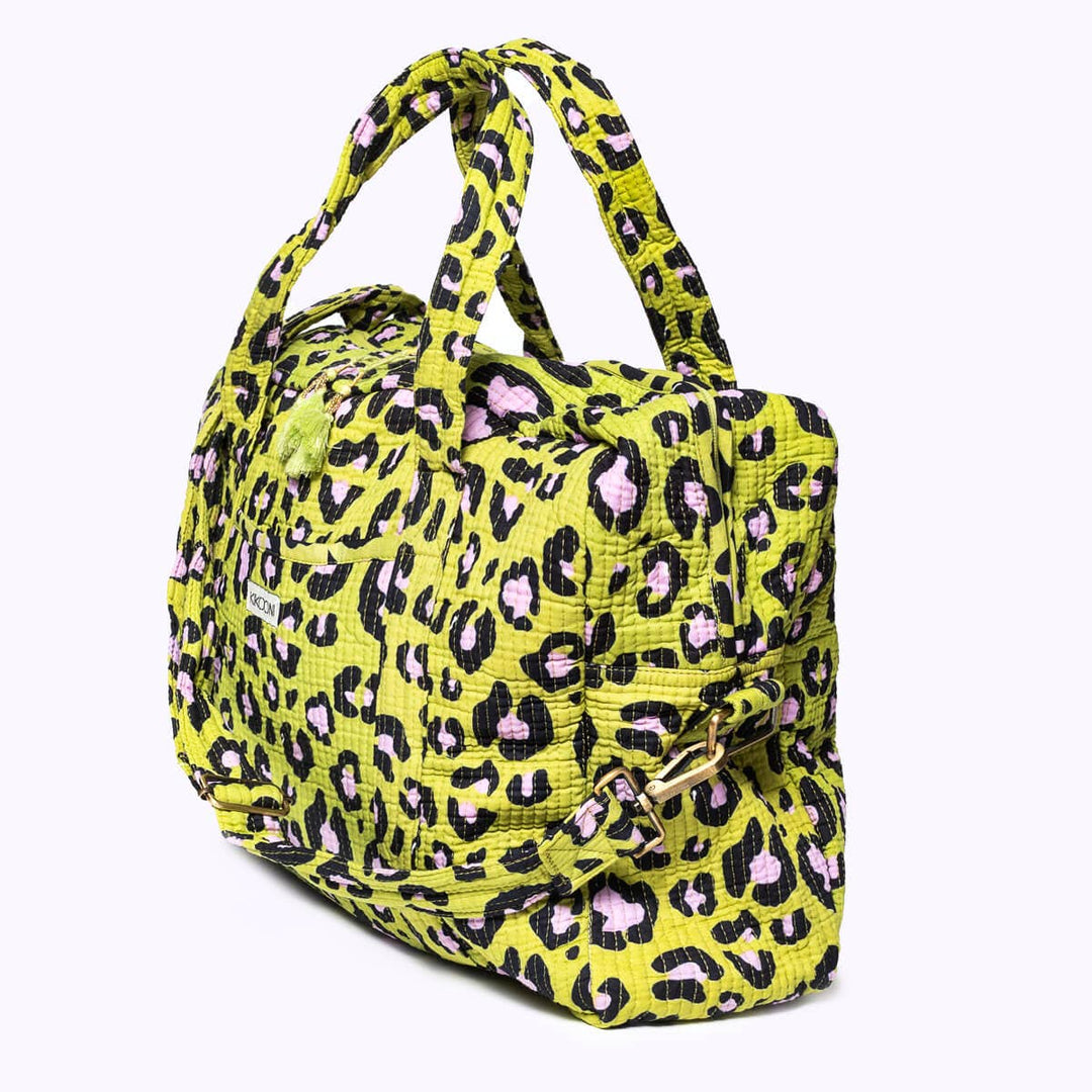 Kikooni Reisetasche Oh Leo Cosmic Green schräge Ansicht – Coffee Coaching Club 2
