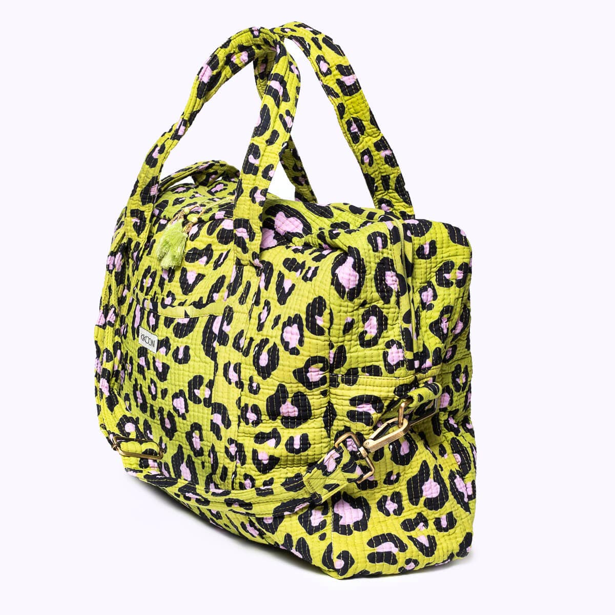 Kikooni Reisetasche Oh Leo Cosmic Green schräge Ansicht – Coffee Coaching Club 2