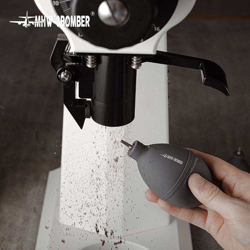 Air Blower MHW-3BOMBER en gris chassant la mouture de la sortie d’un moulin à café