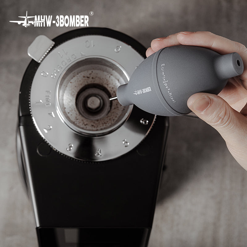 Air Blower MHW-3BOMBER en gris avec la buse sur les meules ouvertes d’un moulin à café