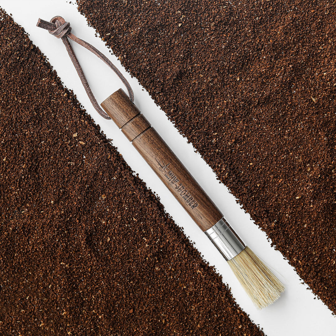 Pinceau barista MHW-3BOMBER Wings Cylindrical Brush en noyer (Walnut) avec boucle en cuir sur de la mouture