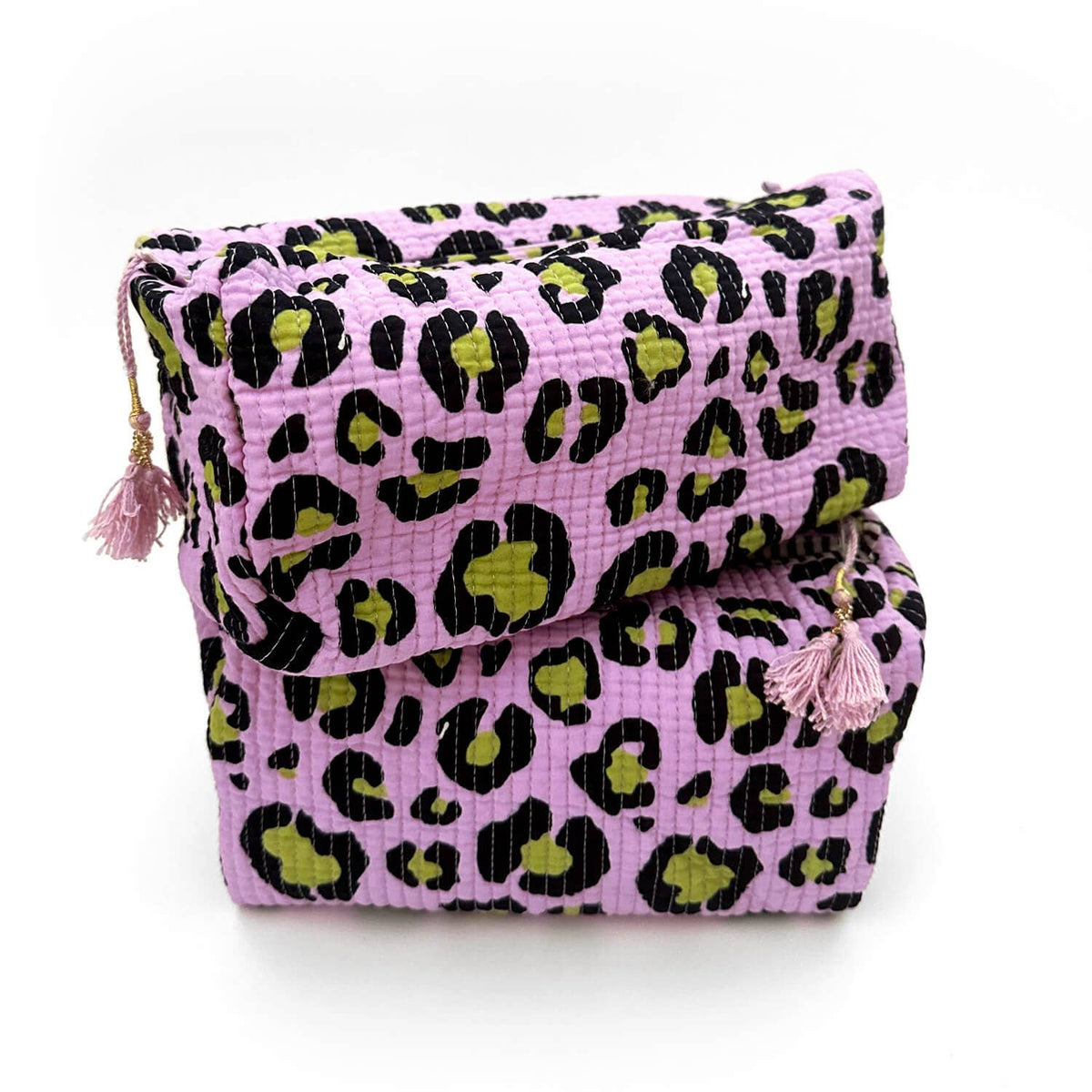 Kikooni Kosmetiktasche Oh Leo Cosmic Lilac zwei Taschen gestapelt mit rosa Quasten – Coffee Coaching Club 2