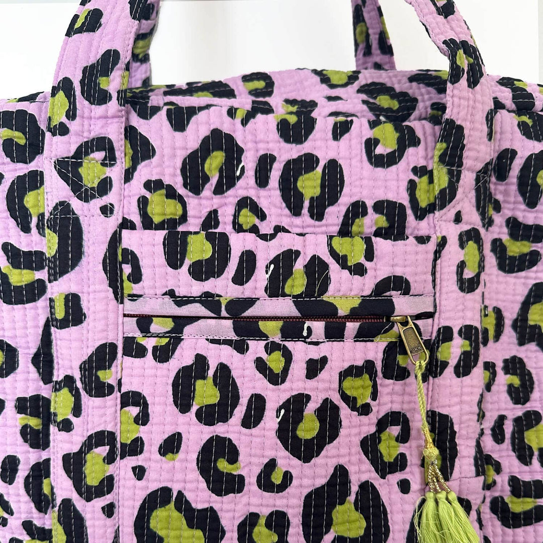 Kikooni Reisetasche Oh Leo Cosmic Lilac Aussentasche mit Reissverschluss – Coffee Coaching Club 5