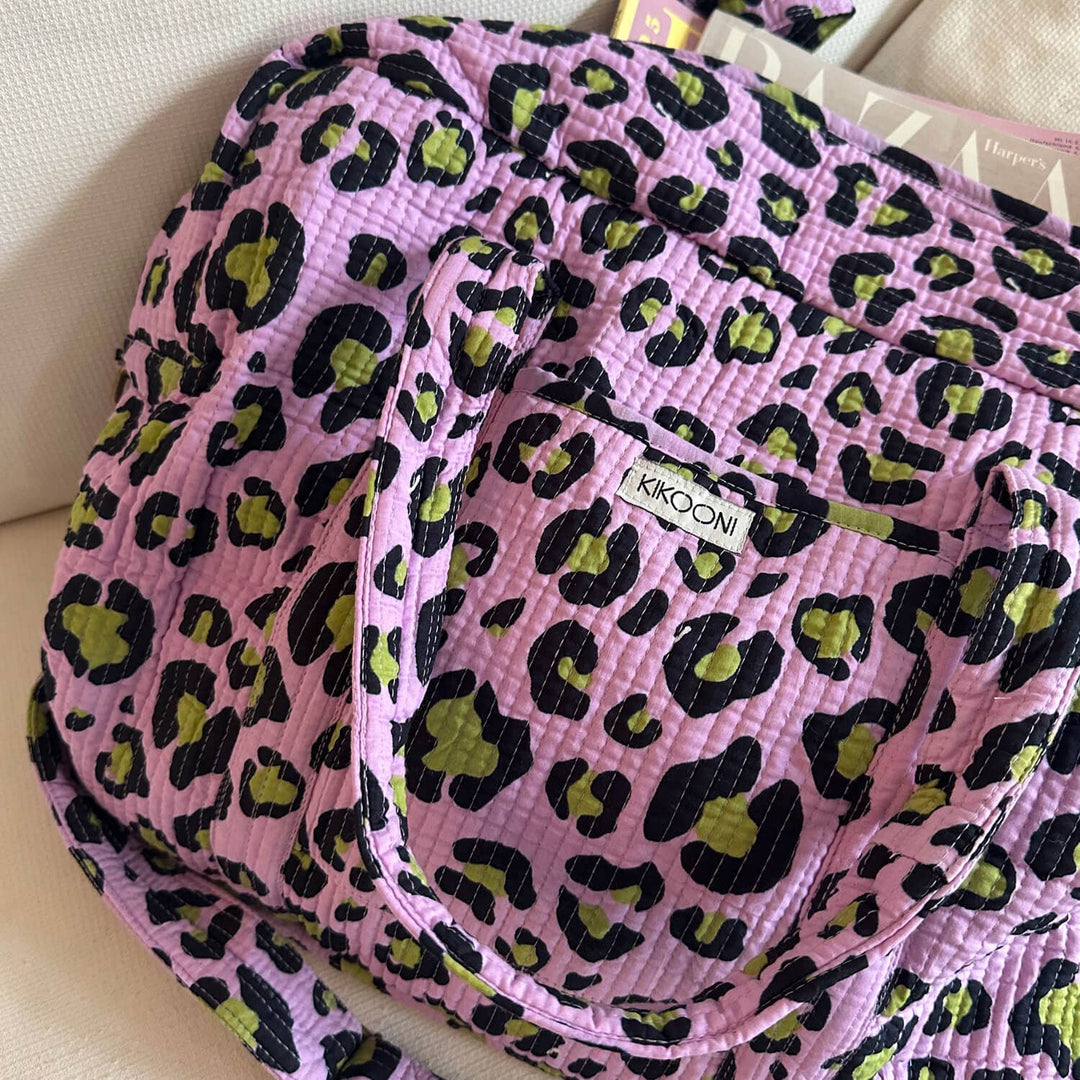 Kikooni Reisetasche Oh Leo Cosmic Lilac Detail von oben – Coffee Coaching Club 3