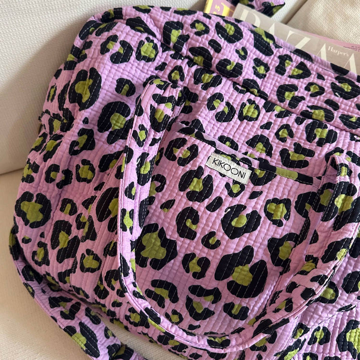 Kikooni Reisetasche Oh Leo Cosmic Lilac Detail von oben – Coffee Coaching Club 3