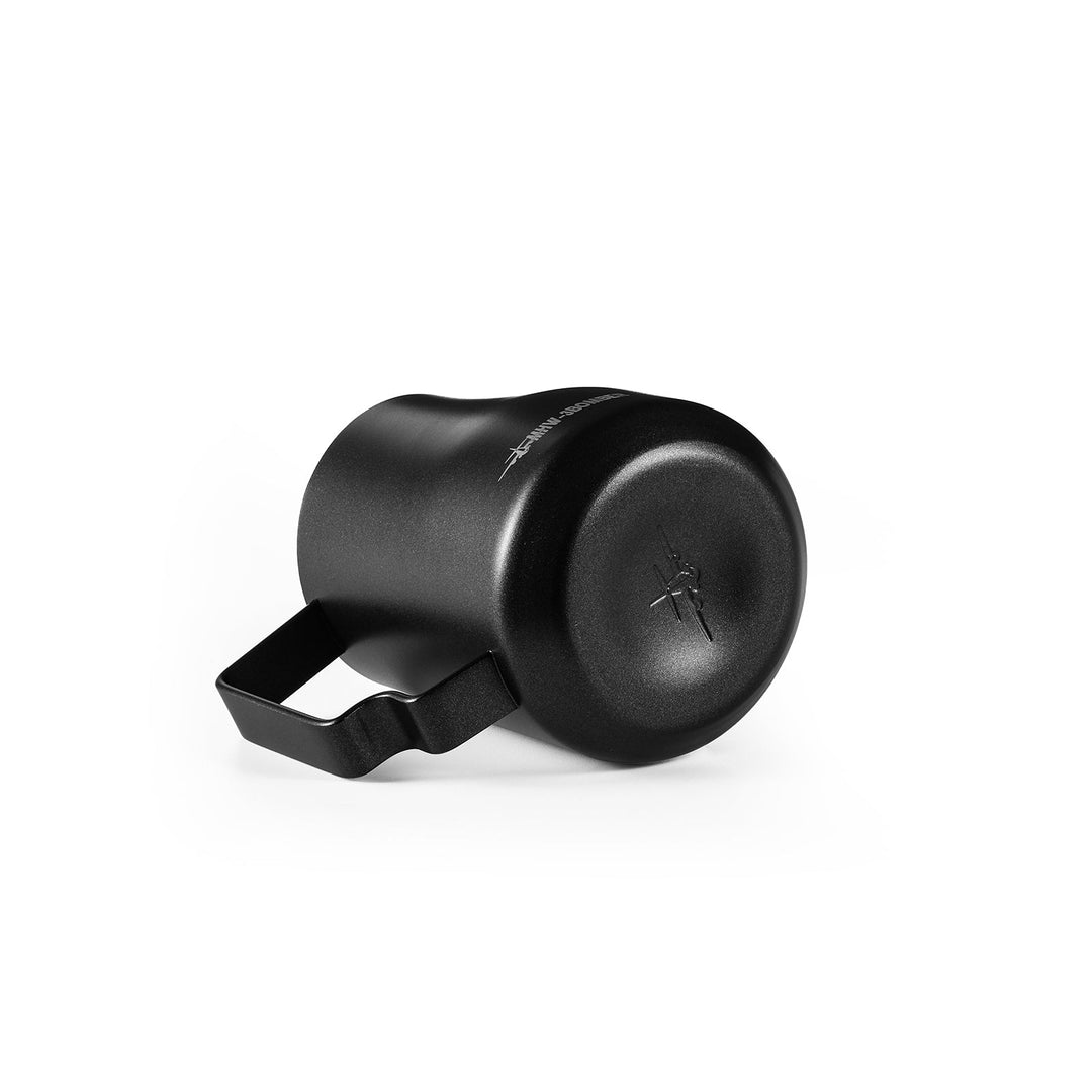 Pichet à lait MHW-3BOMBER Turbo en noir mat (Matte Black) avec logo sur le fond, vue de dessous
