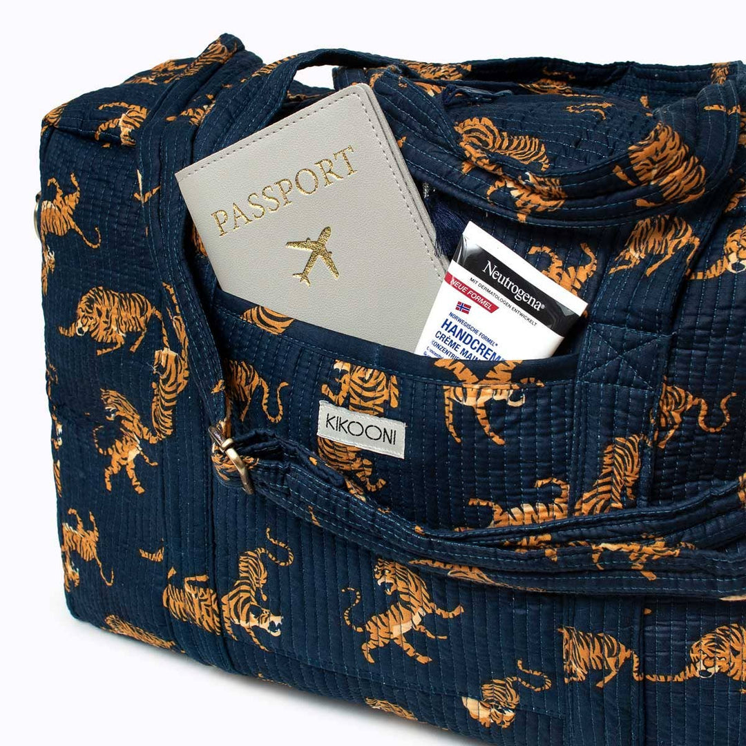 Kikooni Reisetasche Roy Darkblue Aussentasche mit Reisepass – Coffee Coaching Club 8
