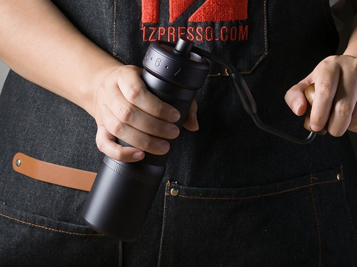 1Zpresso K-Ultra Eisengrau in beiden Händen – Coffee Coaching Club 14
