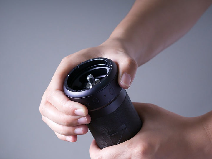 1Zpresso K-Ultra externer Mahlgradring in der Hand, Nahaufnahme – Coffee Coaching Club 11