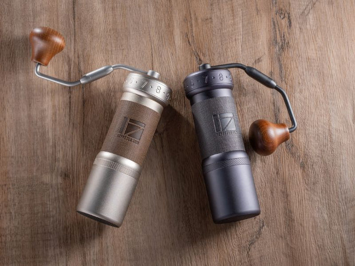 1Zpresso K-Ultra in Silber und Eisengrau auf einem Holztisch – Coffee Coaching Club 9