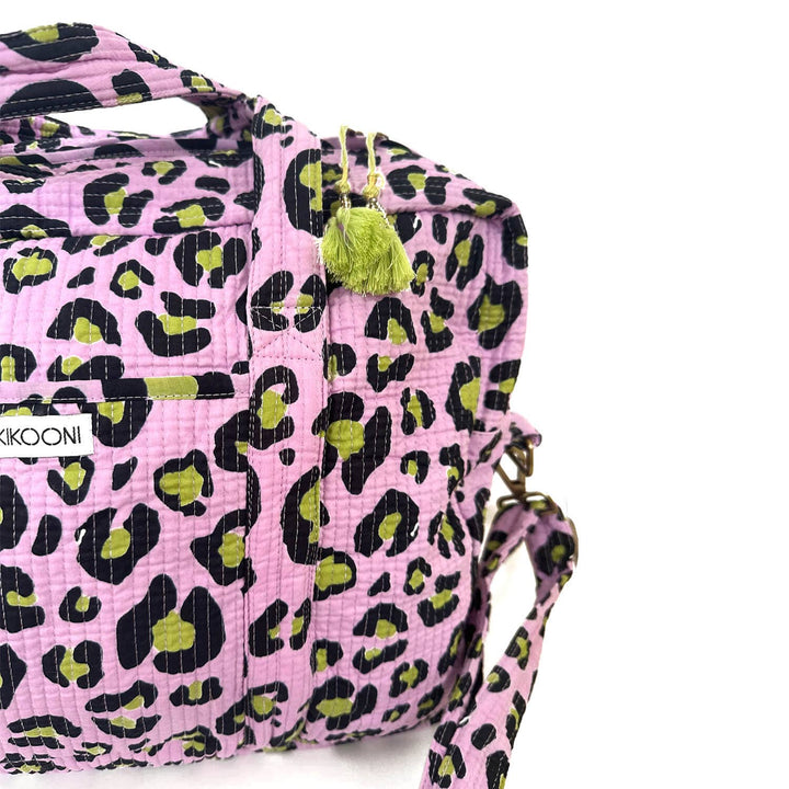 Kikooni Reisetasche Oh Leo Cosmic Lilac Seitenansicht mit Quaste – Coffee Coaching Club 8