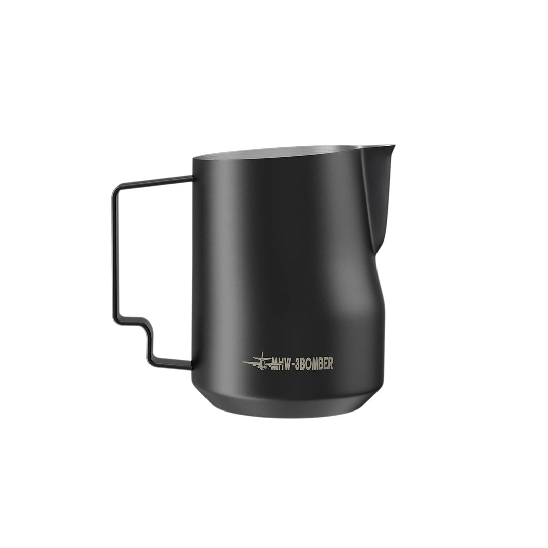 Pichet à lait MHW-3BOMBER Turbo 350 ml en noir mat (Matte Black) avec bec en forme de bec d’aigle, vue de côté