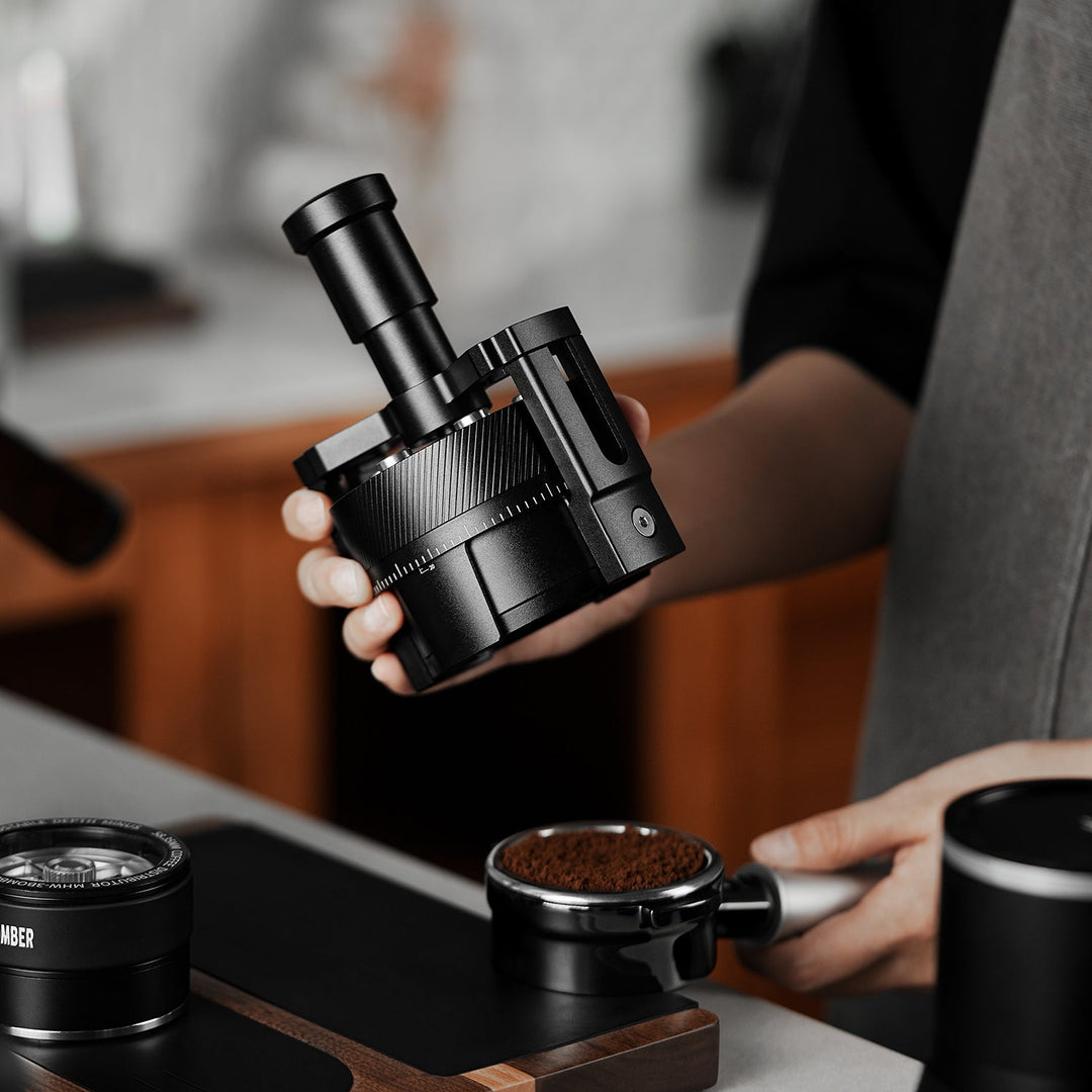 Distributeur à aiguilles MHW-3BOMBER SE Pro 58 mm en noir (Black) avec porte-filtre, tenu en main
