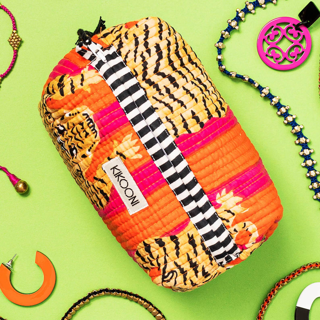 Kikooni kleine Kosmetiktasche Poppy Tiger auf grünem Hintergrund mit Schmuck als Dekoration – Coffee Coaching Club 1